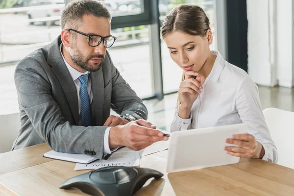 Självsäker Affärsman Och Affärskvinna Tittar Tablett Grupp Moderna Kontor — Stockfoto