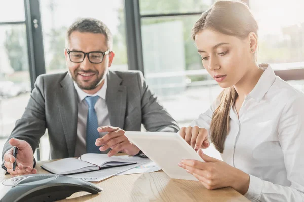 Jovem Empresário Empresária Sucesso Trabalhando Juntos Escritório Moderno — Fotografia de Stock