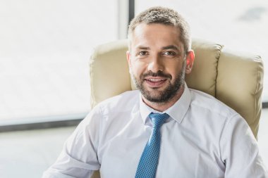 yakın çekim yakışıklı gülümseyen işadamı kameraya bakarak portresi