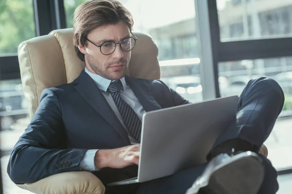 Bonito Homem Negócios Concentrado Sentado Poltrona Usando Laptop — Fotografia de Stock