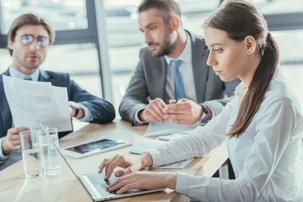 Mooie Jonge Zakenvrouw Werken Met Laptop Tijdens Bijeenkomst Bij Moderne — Stockfoto