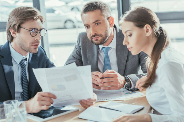 деловые люди делают бумажную работу вместе в современном офисе
