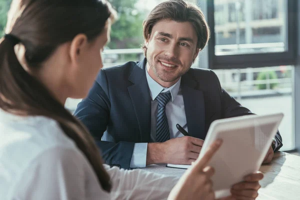 Hombre Negocios Mujer Negocios Que Trabajan Con Tableta Juntos Oficina — Foto de Stock