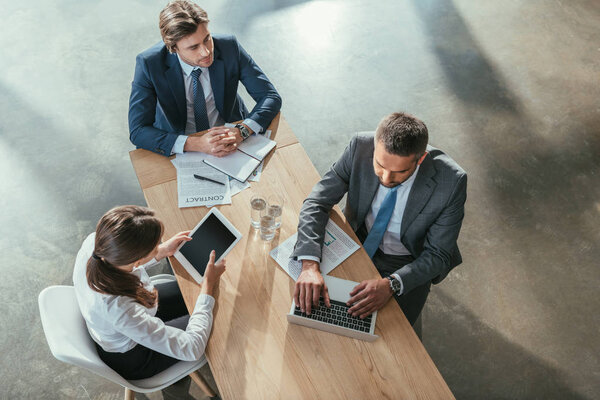 высокий угол обзора деловых людей, работающих вместе в современном офисе
