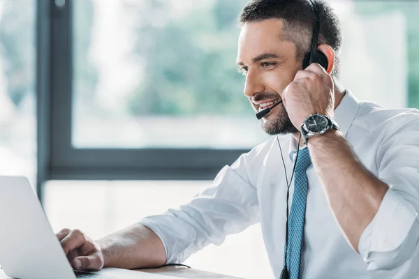 Smiling Adult Support Hotline Worker Laptop Workplace — Stock Photo, Image