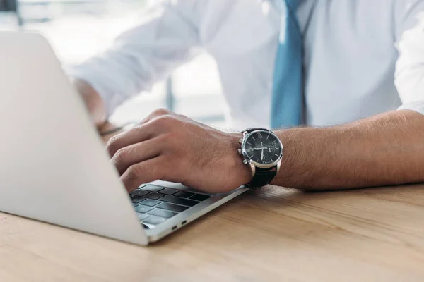 Tiro Cortado Homem Negócios Usando Laptop Local Trabalho — Fotografia de Stock