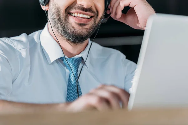 Schnappschuss Eines Lächelnden Support Hotline Mitarbeiters Mit Laptop Und Mikrofon — Stockfoto