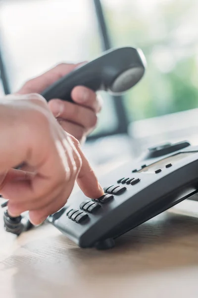 Tiro Recortado Homem Fazendo Discagem Telefone — Fotografia de Stock