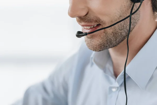 Schnappschuss Eines Lächelnden Support Hotline Managers Bei Der Arbeit — Stockfoto