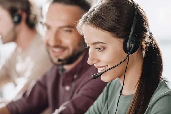 Feliz Equipo Gerentes Centro Llamadas Trabajando Juntos Oficina Moderna — Foto de Stock