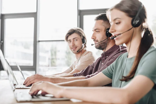 Jovem Equipe Gerentes Call Center Trabalhando Juntos Escritório Moderno — Fotografia de Stock