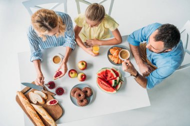 Genç aile birlikte kahvaltı üstten görünüm