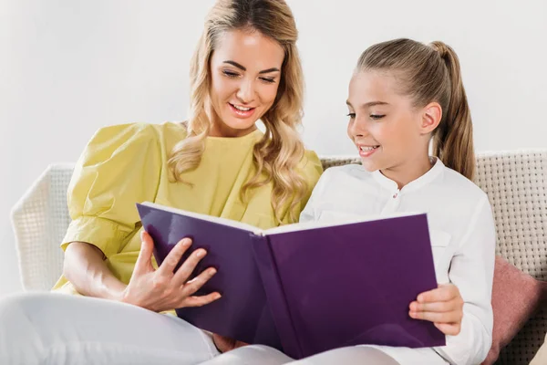 Mor Och Dotter Sitta Soffan Och Läsa Bok Hemma — Stockfoto