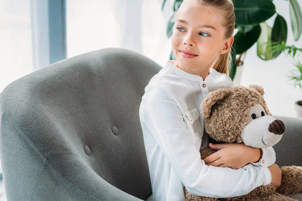 Adorable Niñita Abrazando Osito Peluche Mientras Está Sentada Sillón Casa — Foto de stock gratis