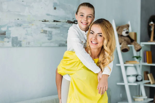 Adorable Hijita Abrazando Madre Por Detrás Mirando Cámara — Foto de Stock