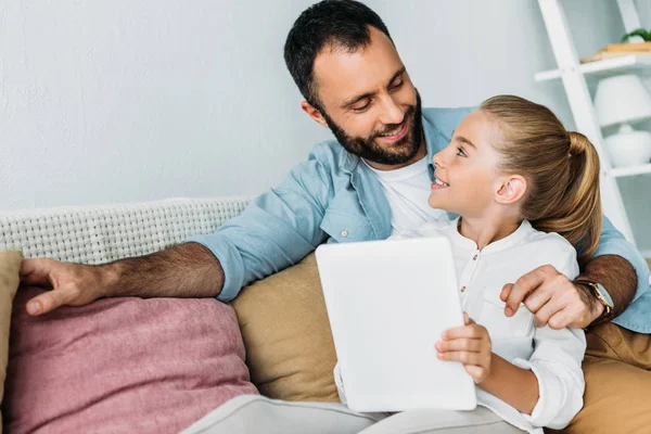 Vater Und Tochter Nutzen Gemeinsam Tablet Während Sie Hause Auf — Stockfoto