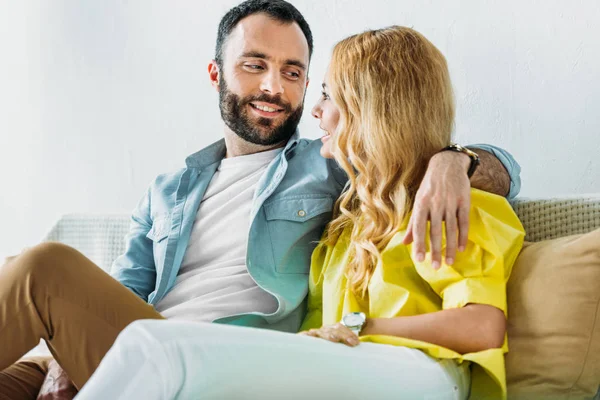 Feliz Lindo Casal Relaxante Sofá Olhando Para Outro Casa — Fotografia de Stock