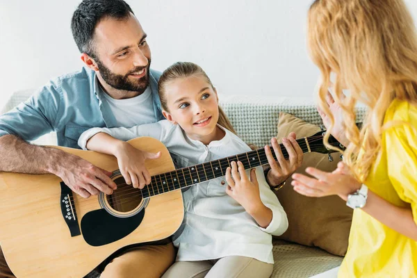 Padre Figlia Che Suonano Chitarra Madre Casa — Foto Stock