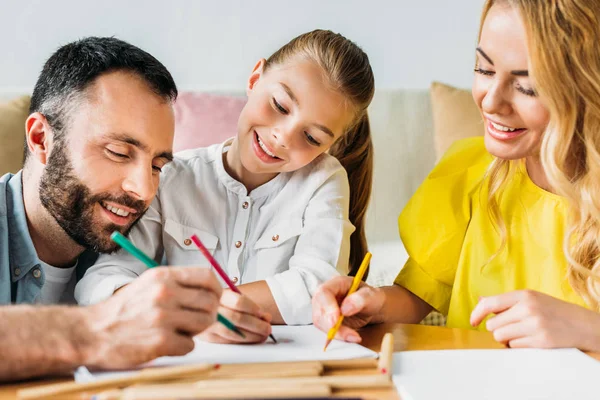 Sorrindo Jovem Família Desenho Com Lápis Cor Juntos Casa — Fotografia de Stock