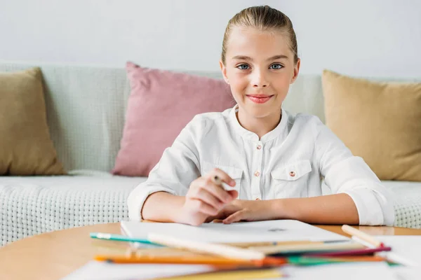 Adorable Niño Pequeño Dibujo Con Lápices Color Mirando Cámara — Foto de stock gratuita