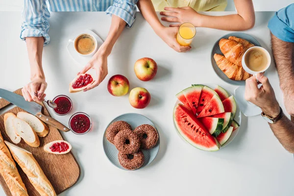 Beskuren Bild Ung Familj Äter Frukost Tillsammans — Stockfoto