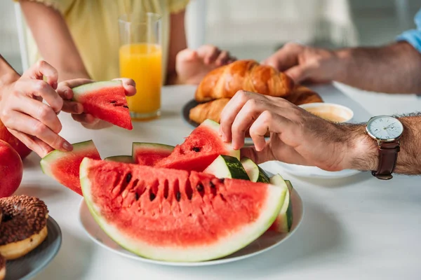 Schnappschuss Einer Familie Die Wassermelonenscheiben Vom Teller Nimmt — Stockfoto