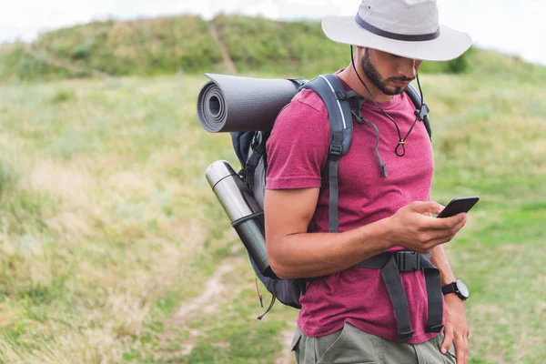Tourist Hat Backpack Using Smartphone Summer Meadow — Stock Photo, Image