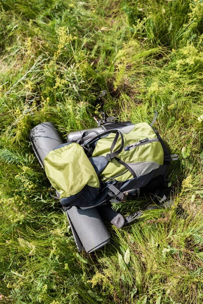 Top View Backpack Tourist Mat Thermos Green Grass — Free Stock Photo