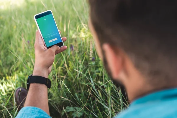 Enfoque Selectivo Del Hombre Utilizando Teléfono Inteligente Con Aplicación Twitter — Foto de Stock