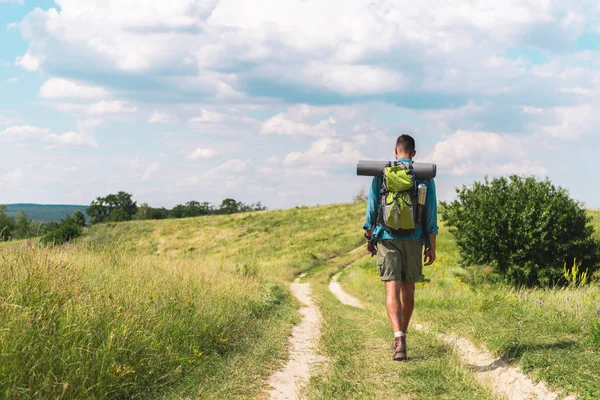 Rear View Hiker Backpack Walking Path Green Meadow — Stock Photo, Image
