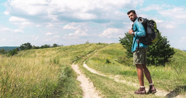 Traveler Backpack Walking Path Green Meadow — Stock Photo, Image