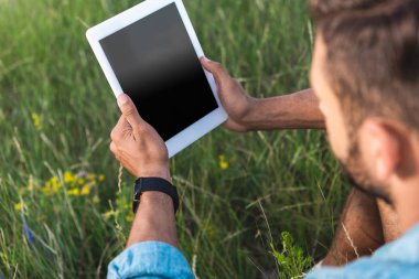 seçici odak adamın dijital tablet ile boş ekran kullanma 