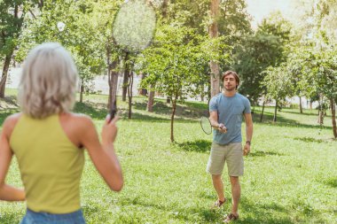iki yaz aylarında yeşil park badminton oynarken