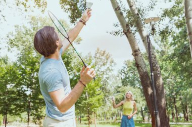 Yaz aylarında Park badminton oynamaya çift
