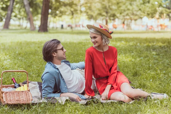 Pareja Sentada Una Manta Parque Mirándose — Foto de Stock