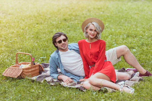 Pareja Sentada Una Manta Parque Mirando Cámara — Foto de Stock