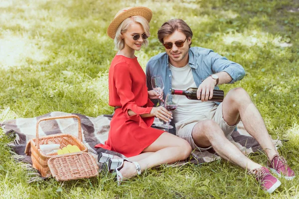 Fidanzato Versando Vino Rosso Bicchieri Picnic Nel Parco — Foto Stock