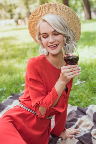Attraente Ragazza Abito Rosso Possesso Vetro Vino Rosso Nel Parco — Foto Stock