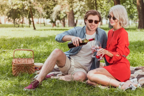 Vriendje Gieten Van Rode Wijn Glazen Picknick Het Park — Stockfoto