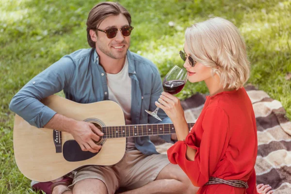 Yakışıklı Erkek Akustik Gitar Piknikte Şarap Içme Kız Çalmak — Ücretsiz Stok Fotoğraf