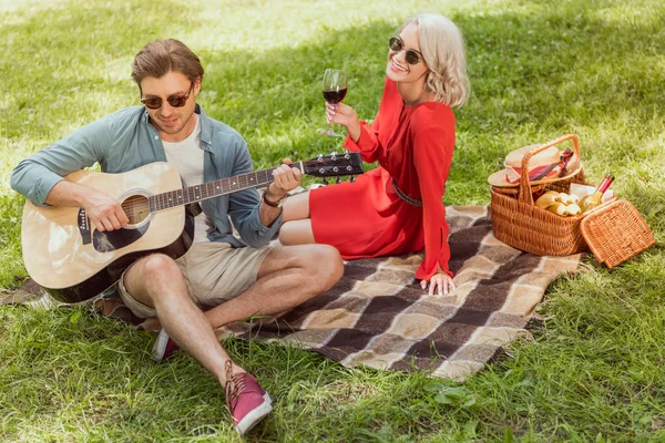 Guapo Novio Jugando Guitarra Acústica Para Novia Picnic — Foto de Stock