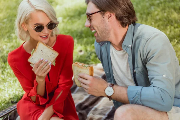 Smiling Couple Sunglasses Eating Sandwiches Picnic Park — Stock Photo, Image
