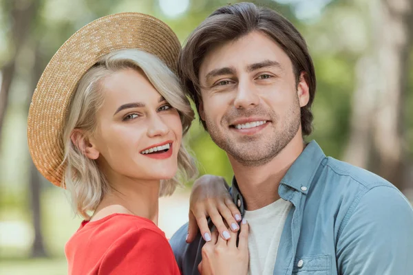 Retrato Novia Sonriente Novio Abrazándose Parque Mirando Cámara — Foto de Stock