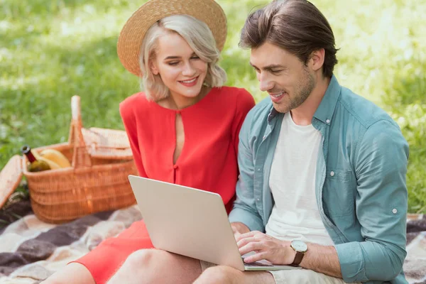 Ehepaar Benutzt Laptop Auf Decke Park — Stockfoto