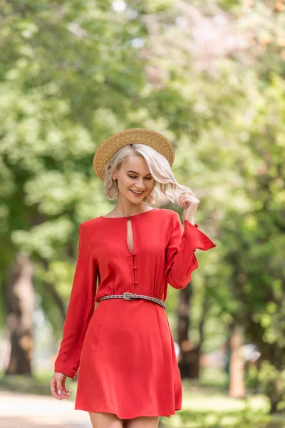 Sonriente Hermosa Chica Vestido Rojo Sombrero Paja Caminando Parque — Foto de Stock