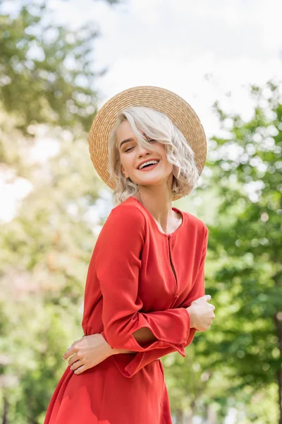 Lachende Aantrekkelijk Meisje Rode Jurk Stro Hoed Park — Stockfoto