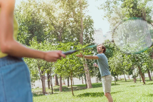 Imagen Recortada Pareja Jugando Bádminton Parque Verano — Foto de stock gratis