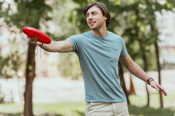 Hombre Guapo Lanzando Disco Frisbee Parque — Foto de Stock