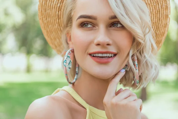 Portrait Attractive Blonde Girl Straw Hat Looking Away Park — Stock Photo, Image