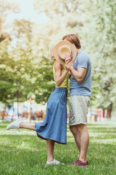 Çift Öpüşme Park Hasır Şapka Ile Karşı Karşıya Gizleme — Stok fotoğraf